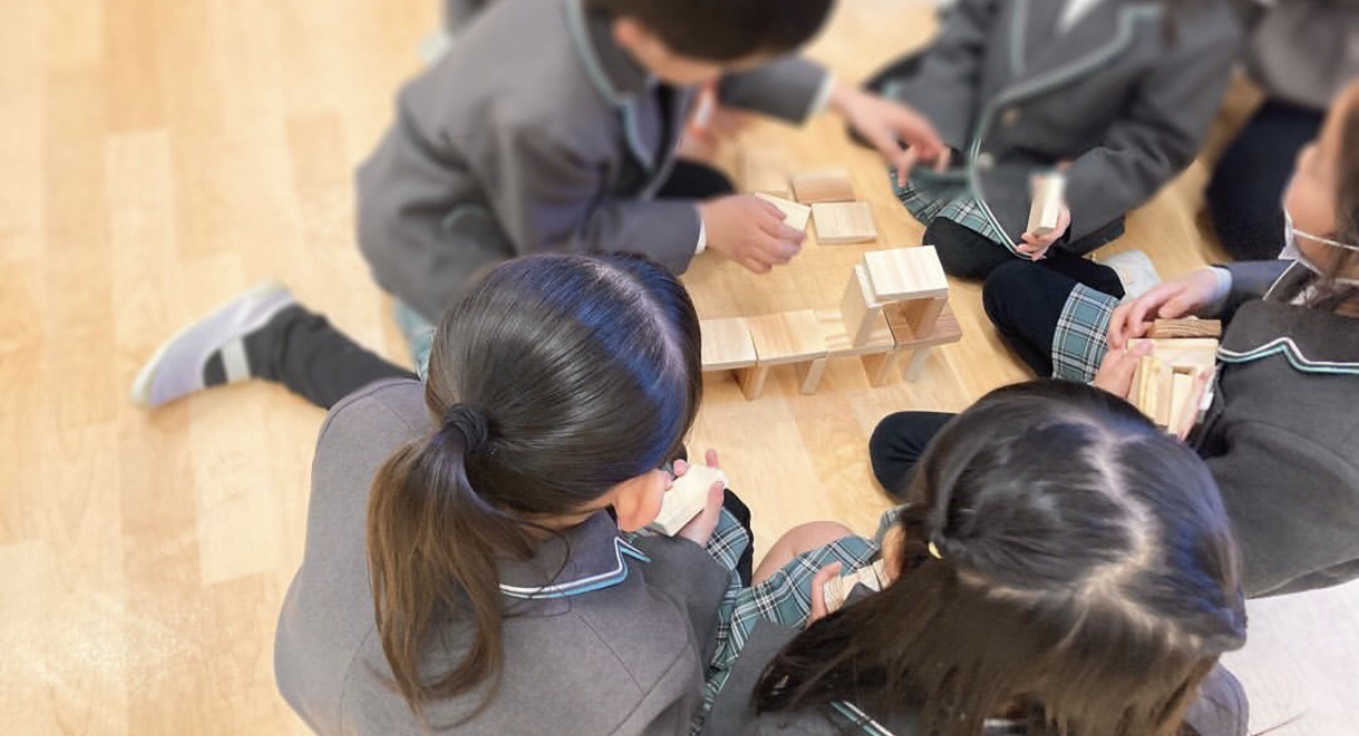 子どもたちが幼児木育事業で配布した積み木で遊ぶ様子