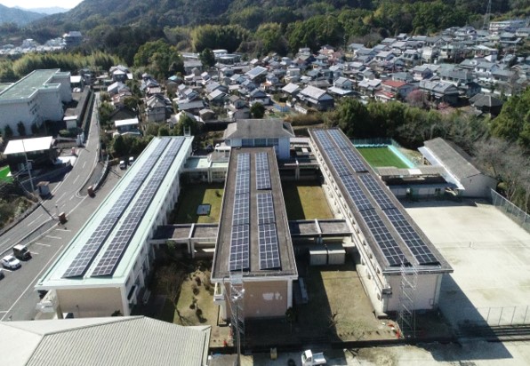 中学校に設置された太陽光パネル