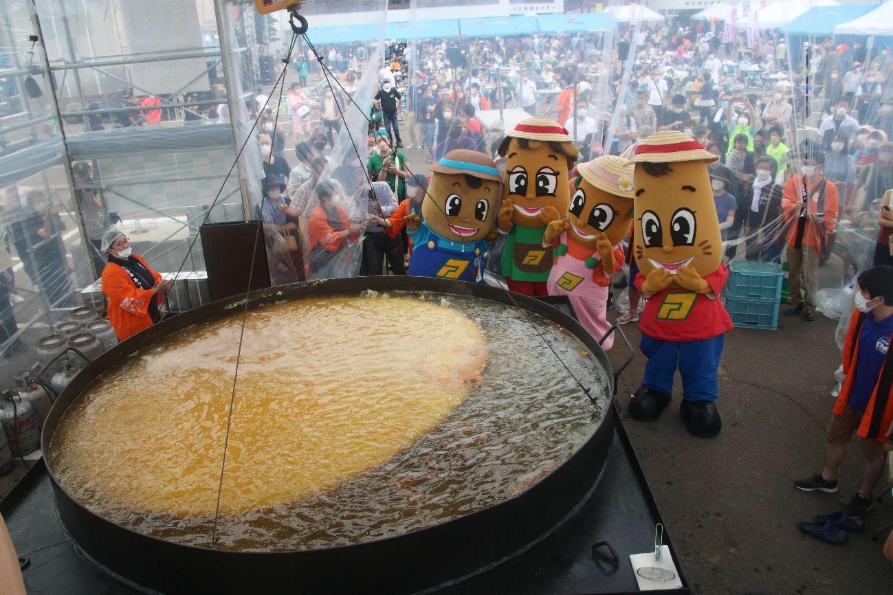 ジャンボコロッケを作っている様子｜画像提供：厚沢部町